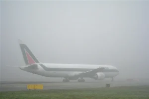 कोहरे ने किया परेशान! इंदिरा गांधी एयरपोर्ट पर 129 उड़ानें रद्द, सड़क पर भी थमी रफ्तार