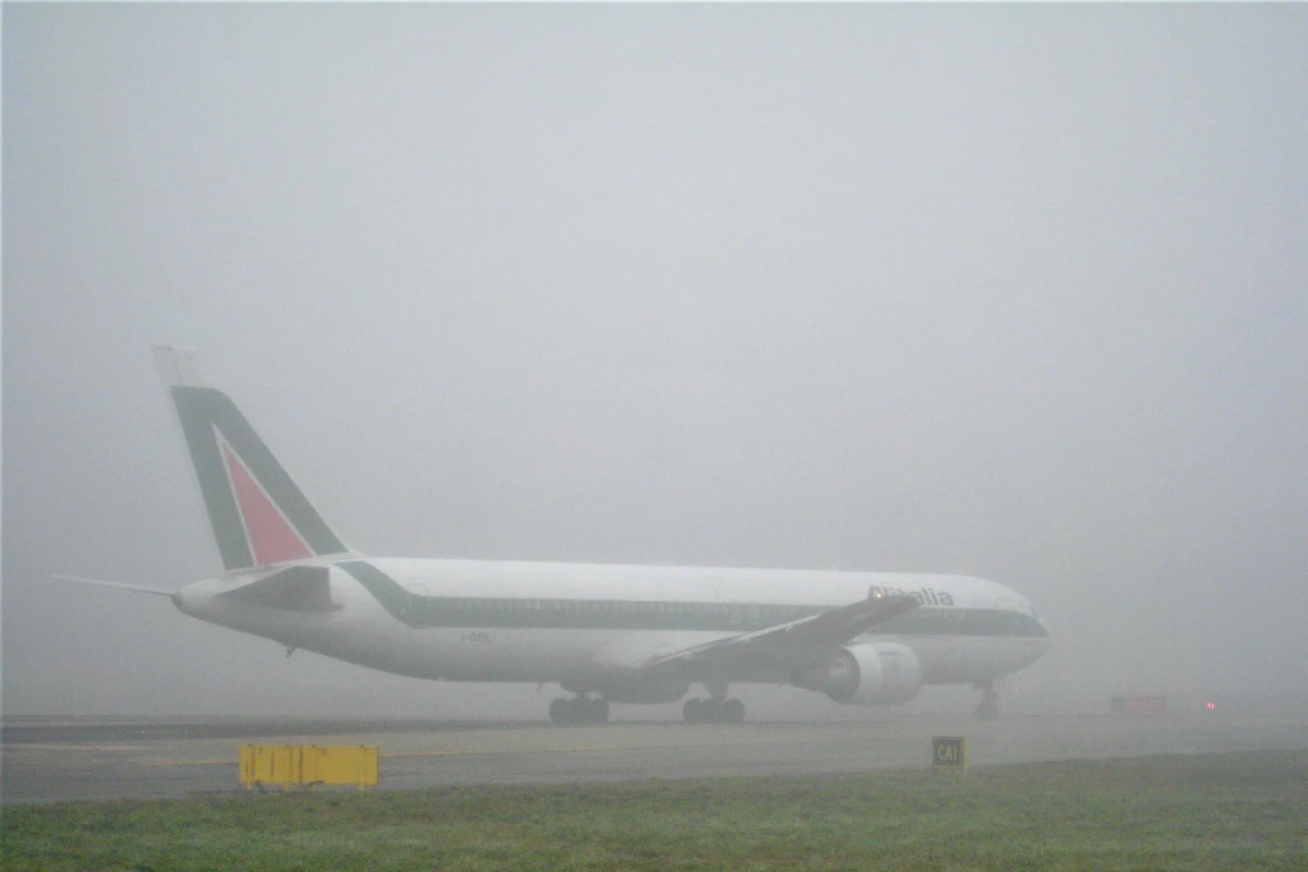 इंदिरा गांधी एयरपोर्ट पर 129 उड़ानें रद्द