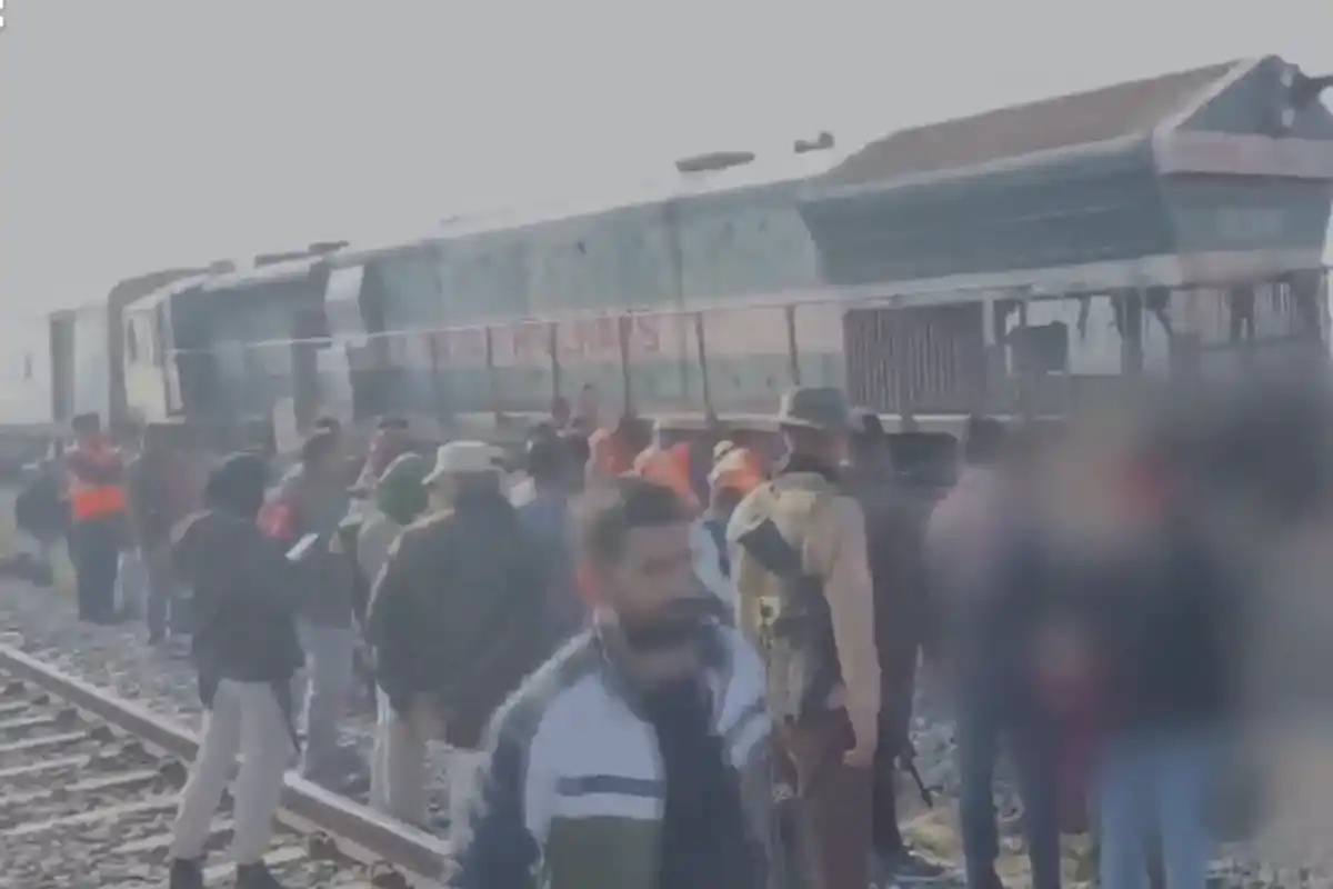 Assam Train Accident: राजधानी एक्सप्रेस से टकराकर आठ हाथियों की मौत, कई डिब्बे पटरी से उतरे