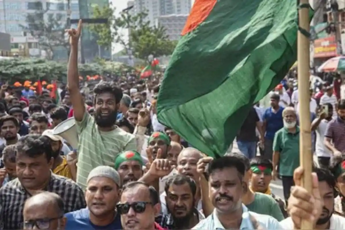 Bangladesh Crisis: बांग्लादेश में रह रहे परिजनों को लेकर भारतीयों में बढ़ी चिंता