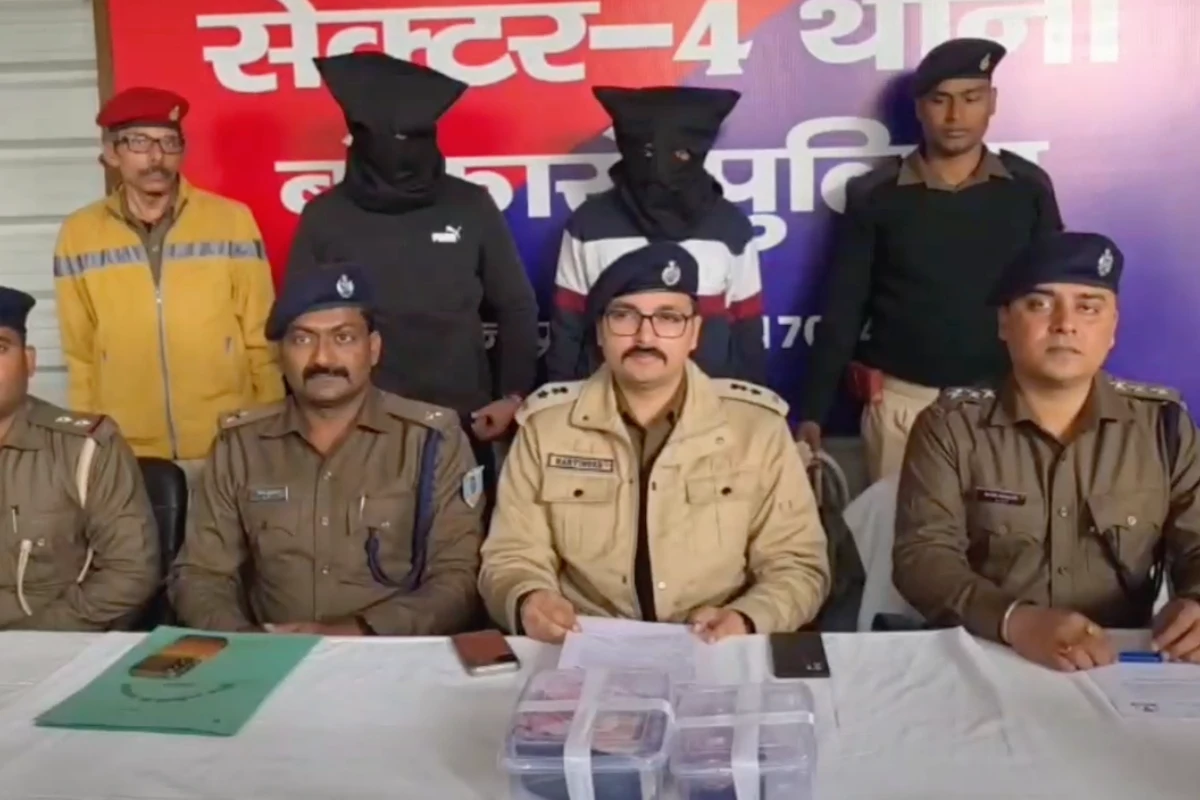 Bokaro Fraudster Arrested: सरकारी अधिकारी बनकर महिलाओं को ठगने वाला संकल्प कुमार गिरफ्तार, 22 ग्राम सोना बरामद