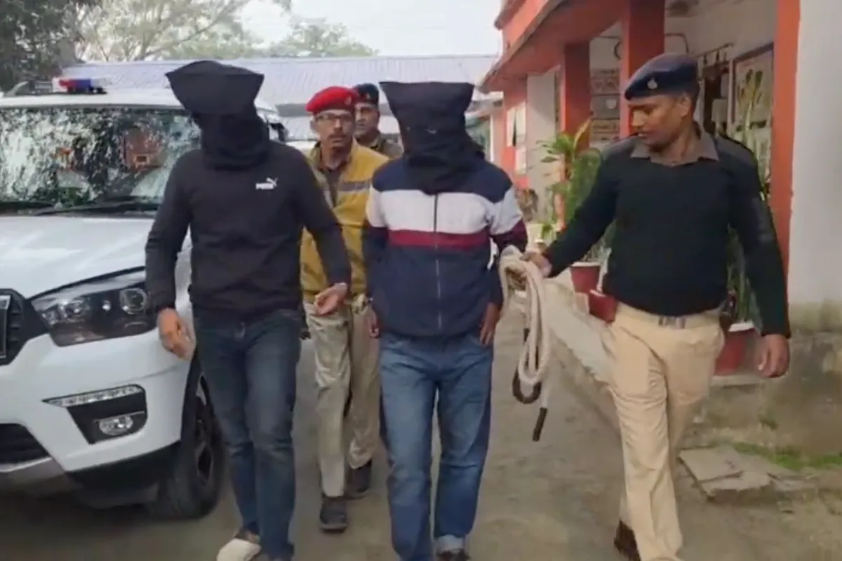 Bokaro Fraudster Arrested: सरकारी अधिकारी बनकर महिलाओं को ठगने वाला संकल्प कुमार गिरफ्तार, 22 ग्राम सोना बरामद