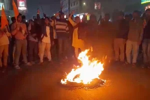 Howrah News: बांग्लादेश और पश्चिम बंगाल में हिन्दुओं पर अत्याचार के खिलाफ अंजनी पुत्र सेना का जोरदार प्रदर्शन, युनूस का पुतला दहन