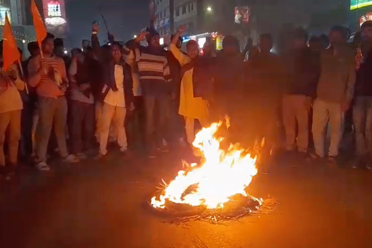 Anjani Putra Sena Protest: बांग्लादेश और पश्चिम बंगाल में हिन्दुओं पर अत्याचार के विरोध में हावड़ा मैदान पर विशाल प्रदर्शन, युनूस का पुतला फूंका