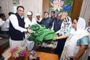 नागपुर के केंद्रीय मंत्री नितिन गडकरी को अजमेर दरगाह के लिए मिली चादर, सलवाड़ शरीफ से आया विशेष प्रतिनिधिमंडल