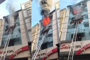 नागपुर के बाजार बुधवारी में तीन मंजिला कपड़े की दुकान में भयंकर आग