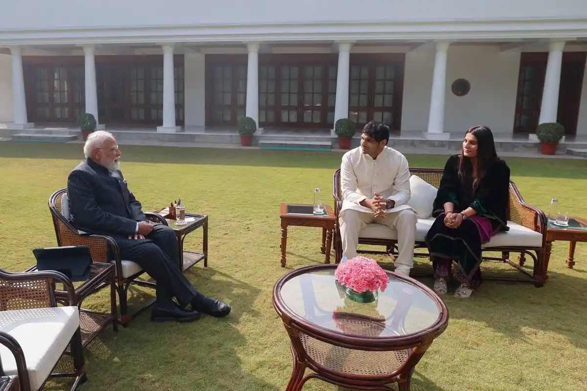 PM Modi Meets Neeraj Chopra: प्रधानमंत्री ने ओलंपिक चैंपियन और उनकी पत्नी से की खास मुलाकात
