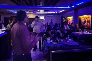 पब और बार में चलाया गया ऑपरेशन यू टर्न, शराब पीकर गाड़ी न चलाने की दी सलाह