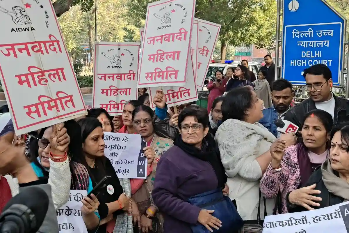 हाईकोर्ट के बाहर विरोध प्रदर्शन