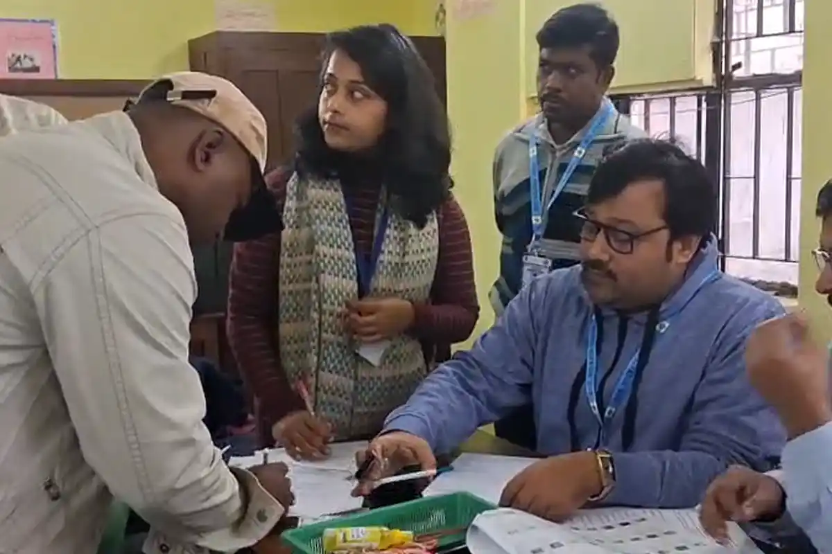 SIR Hearing Process: कोलकाता दक्षिण में देशबंधु कॉलेज में चुनाव अधिकारियों की मौजूदगी में सुनवाई