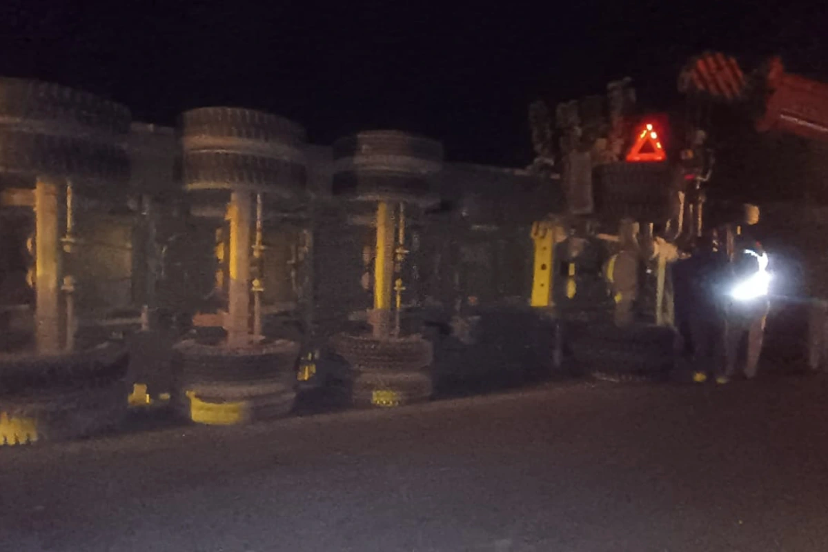 Truck Overturned Nagbhid Nagpur Road: आधी रात को पलटे ट्रक से नागभीड़-नागपुर मार्ग पर घंटों जाम, यात्री परेशान