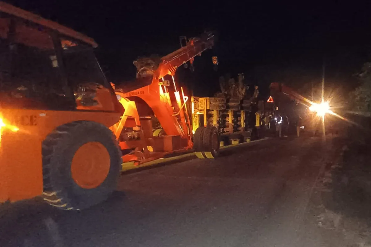 Truck Overturned Nagbhid Nagpur Road: आधी रात को पलटे ट्रक से नागभीड़-नागपुर मार्ग पर घंटों जाम, यात्री परेशान