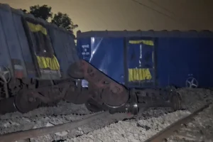 Train Accident: बिहार में बड़ा ट्रेन हादसा, नदी में गिरे डिब्बे, मचा हड़कंप