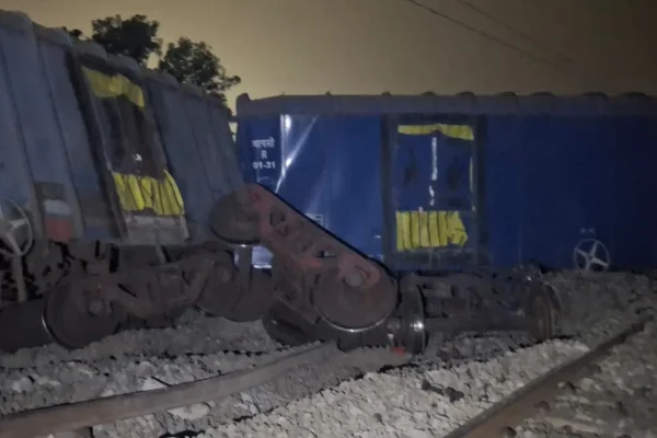 Bihar Train Accident: जमुई में मालगाड़ी के डिब्बे नदी में गिरे, रेल यातायात प्रभावित
