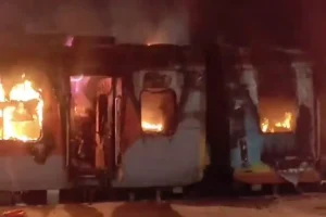 टाटानगर से एर्नाकुलम जा रही एक्सप्रेस ट्रेन में अचानक भीषण आग, एक बुजुर्ग यात्री की मौत