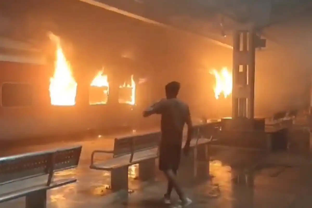 टाटानगर से एर्नाकुलम जा रही एक्सप्रेस ट्रेन में अचानक भीषण आग, एक बुजुर्ग यात्री की मौत 12 Tatanagar Ernakulam Express Fire: टाटानगर-एर्नाकुलम ट्रेन में भीषण आग, एक यात्री की जलकर मौत