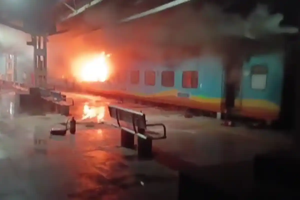 टाटानगर से एर्नाकुलम जा रही एक्सप्रेस ट्रेन में अचानक भीषण आग, एक बुजुर्ग यात्री की मौत 13 Tatanagar Ernakulam Express Fire: टाटानगर-एर्नाकुलम ट्रेन में भीषण आग, एक यात्री की जलकर मौत