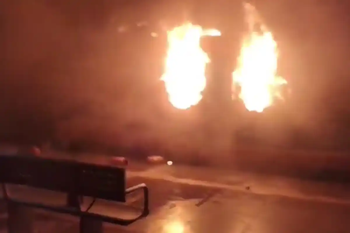 टाटानगर से एर्नाकुलम जा रही एक्सप्रेस ट्रेन में अचानक भीषण आग, एक बुजुर्ग यात्री की मौत 14 Tatanagar Ernakulam Express Fire: टाटानगर-एर्नाकुलम ट्रेन में भीषण आग, एक यात्री की जलकर मौत