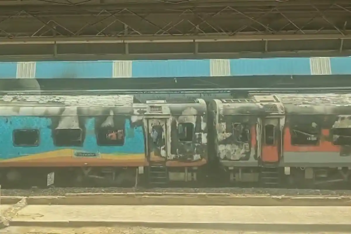 टाटानगर से एर्नाकुलम जा रही एक्सप्रेस ट्रेन में अचानक भीषण आग, एक बुजुर्ग यात्री की मौत 15 Tatanagar Ernakulam Express Fire: टाटानगर-एर्नाकुलम ट्रेन में भीषण आग, एक यात्री की जलकर मौत