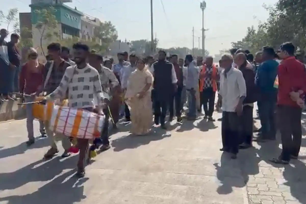 महाराष्ट्र में नगरसेवक चुनाव के लिए नामांकन प्रक्रिया शुरू, सभी दलों ने दिखाई ताकत 12 Maharashtra Municipal Election: नगरसेवक चुनाव के लिए नामांकन शुरू, कांग्रेस और भाजपा में जोरदार प्रतिस्पर्धा