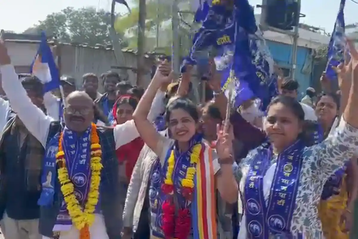 महाराष्ट्र में नगरसेवक चुनाव के लिए नामांकन प्रक्रिया शुरू, सभी दलों ने दिखाई ताकत 13 Maharashtra Municipal Election: नगरसेवक चुनाव के लिए नामांकन शुरू, कांग्रेस और भाजपा में जोरदार प्रतिस्पर्धा