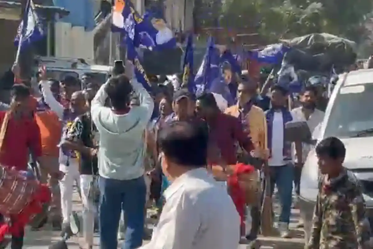 महाराष्ट्र में नगरसेवक चुनाव के लिए नामांकन प्रक्रिया शुरू, सभी दलों ने दिखाई ताकत 14 Maharashtra Municipal Election: नगरसेवक चुनाव के लिए नामांकन शुरू, कांग्रेस और भाजपा में जोरदार प्रतिस्पर्धा