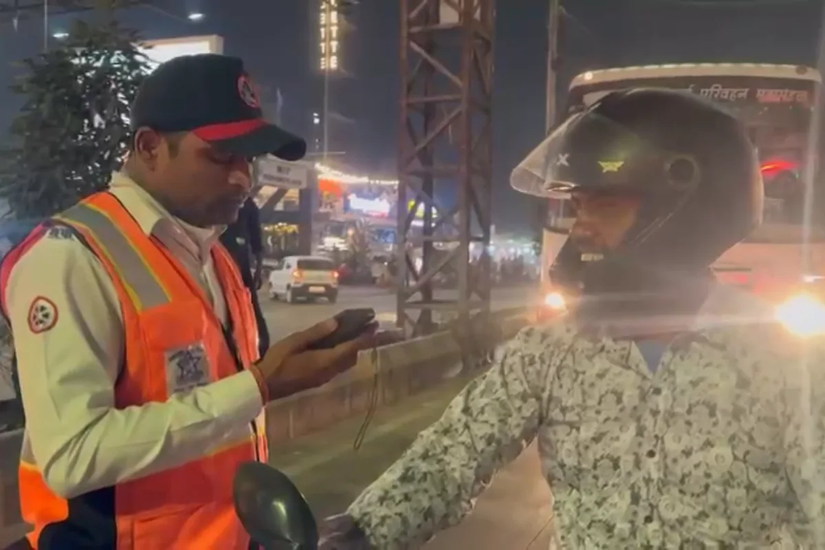 Nagpur News: नशे में गाड़ी चलाने वालों पर पुलिस का शिकंजा, रातभर की कार्रवाई में 100 से अधिक वाहन जब्त 13 Nagpur Police Action on Drunk Driving: रातभर की विशेष कार्रवाई में 100 से अधिक वाहन जब्त, 10 हजार रुपये का जुर्माना