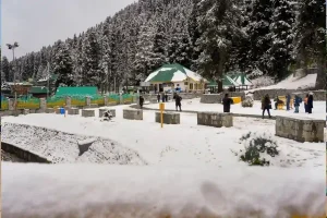 लद्दाख के लेह में ताजा बर्फबारी, सूखे के दौर का अंत