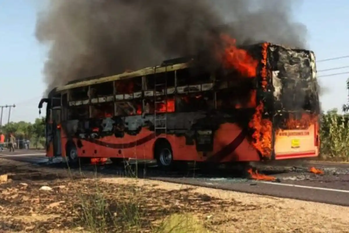 Nagpur Mumbai Bus Fire: समृद्धि मार्ग पर बस में लगी आग, ड्राइवर ने बचाई 52 यात्रियों की जान