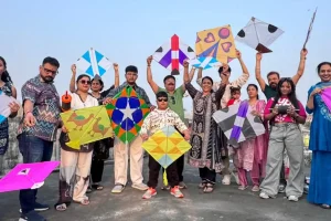 नागपुर में मकर संक्रांति पर पतंगों का जश्न, कल नगर निकाय चुनाव में किसकी उड़ेगी पतंग