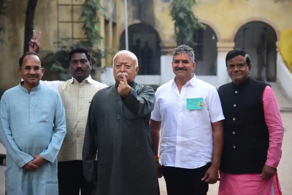 Mohan Bhagwat Votes First: नागपुर में आरएसएस प्रमुख ने सबसे पहले डाला वोट