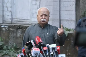 नागपुर में मतदान करने पहुंचे मोहन भागवत, लोकतंत्र में मतदान के महत्व पर दिया जोर