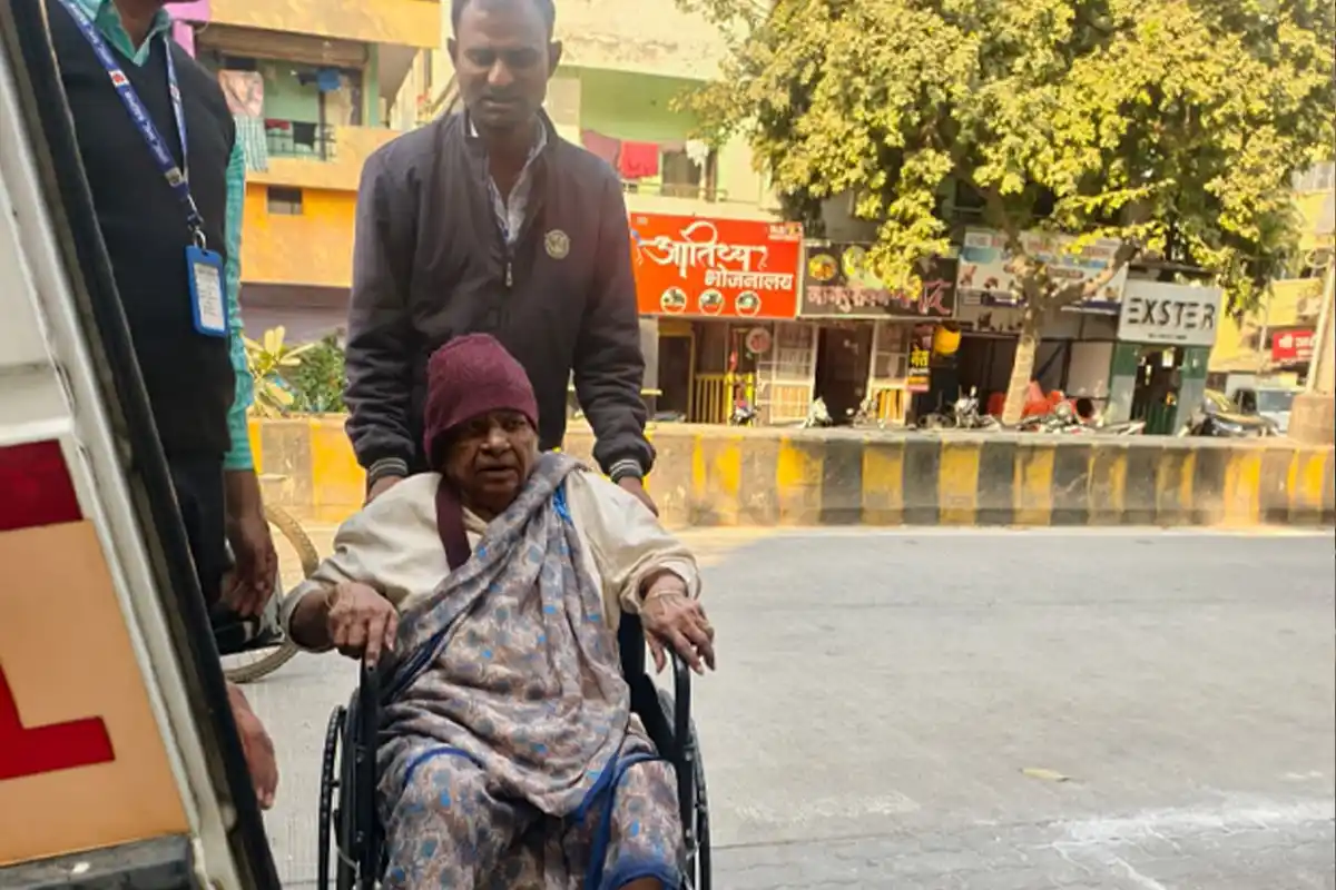 Nagpur Ambulance Voting: बिस्तर पर पड़े मरीजों को एंबुलेंस से कराई गई वोटिंग