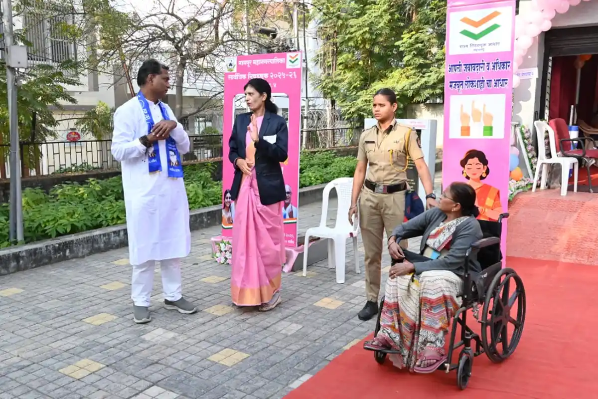 Nagpur Ambulance Voting: बिस्तर पर पड़े मरीजों को एंबुलेंस से कराई गई वोटिंग