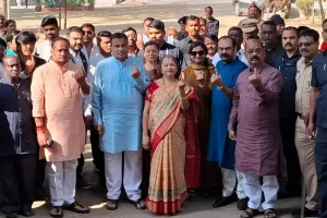 नितिन गडकरी पूरे परिवार के साथ मतदान करने पहुंचे