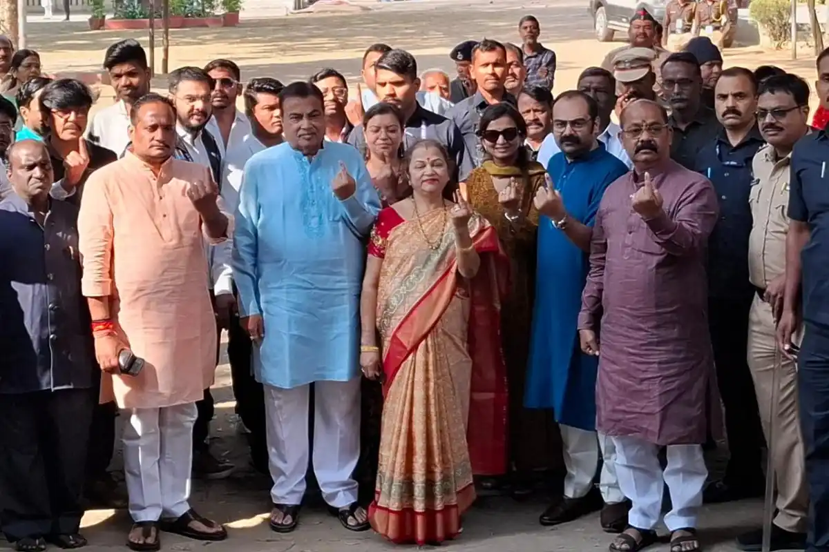 Nitin Gadkari Family Voting: नितिन गडकरी ने परिवार के साथ किया मतदान, नागपुर में दिखा उत्साह