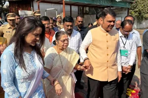 मुख्यमंत्री देवेंद्र फडणवीस ने परिवार के साथ डाला वोट