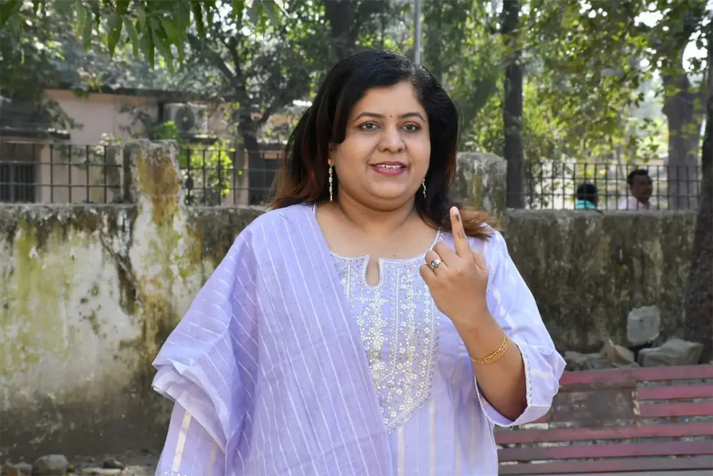 Nagpur Voting: नागपुर में लोकतंत्र का उदाहरण बनीं डिविजनल कमिश्नर बिंद्री मैडम