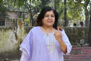 Nagpur Voting: नागपुर में लोकतंत्र का उदाहरण बनीं डिविजनल कमिश्नर बिंद्री मैडम