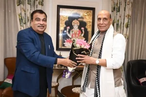 नागपुर में रक्षामंत्री राजनाथ सिंह ने की केंद्रीय मंत्री नितिन गडकरी से शिष्टाचार भेंट