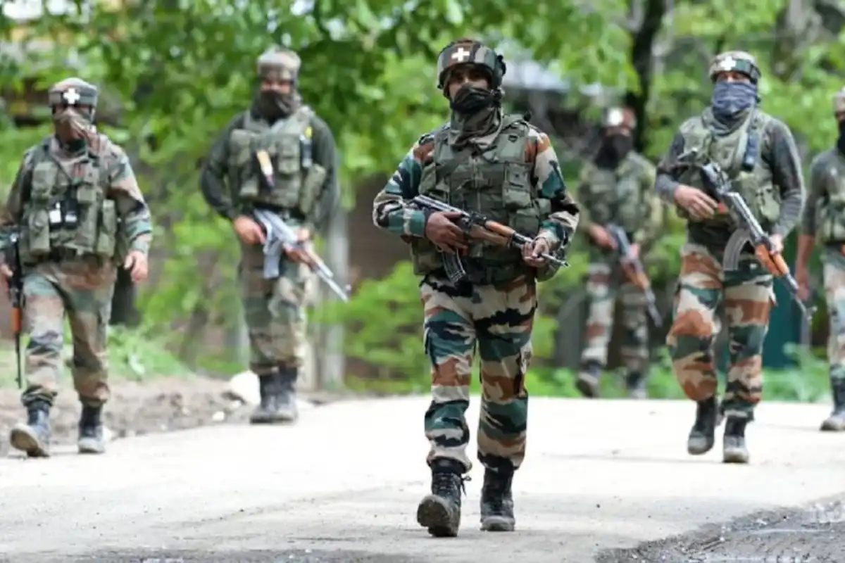 किश्तवाड़ के जंगलों में आतंकियों के साथ मुठभेड़, 8 जवान घायल