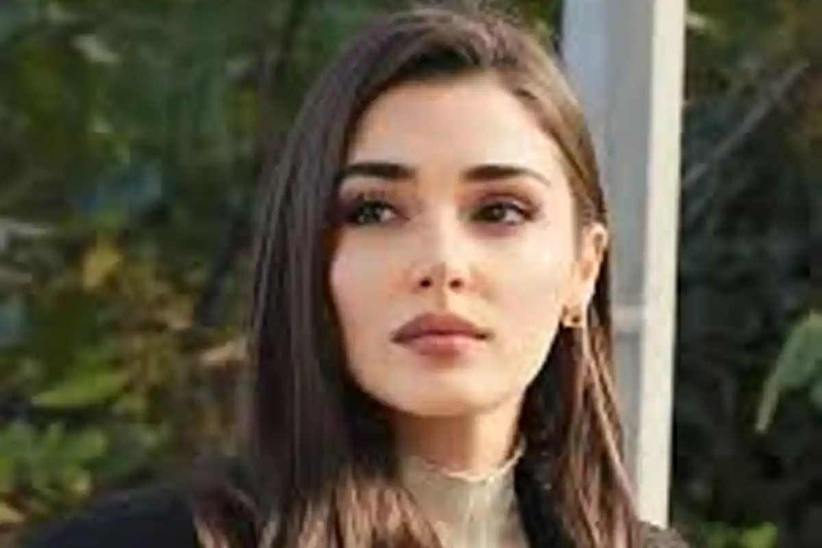 Hande Erçel Shah Rukh Khan Comment: तुर्की अभिनेत्री ने किंग खान को कहा अंकल, जानें पूरा विवाद