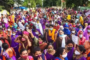 हिंगलगंज: स्वास्थ्य भवन की ओर जा रही आशा कार्यकर्ता को पुलिस ने रोका, थाने के सामने विरोध प्रदर्शन