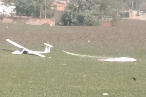 प्रयागराज में वायुसेना का ट्रेनिंग विमान क्रैश, शहर के बीच तालाब में गिरा एयरक्राफ्ट