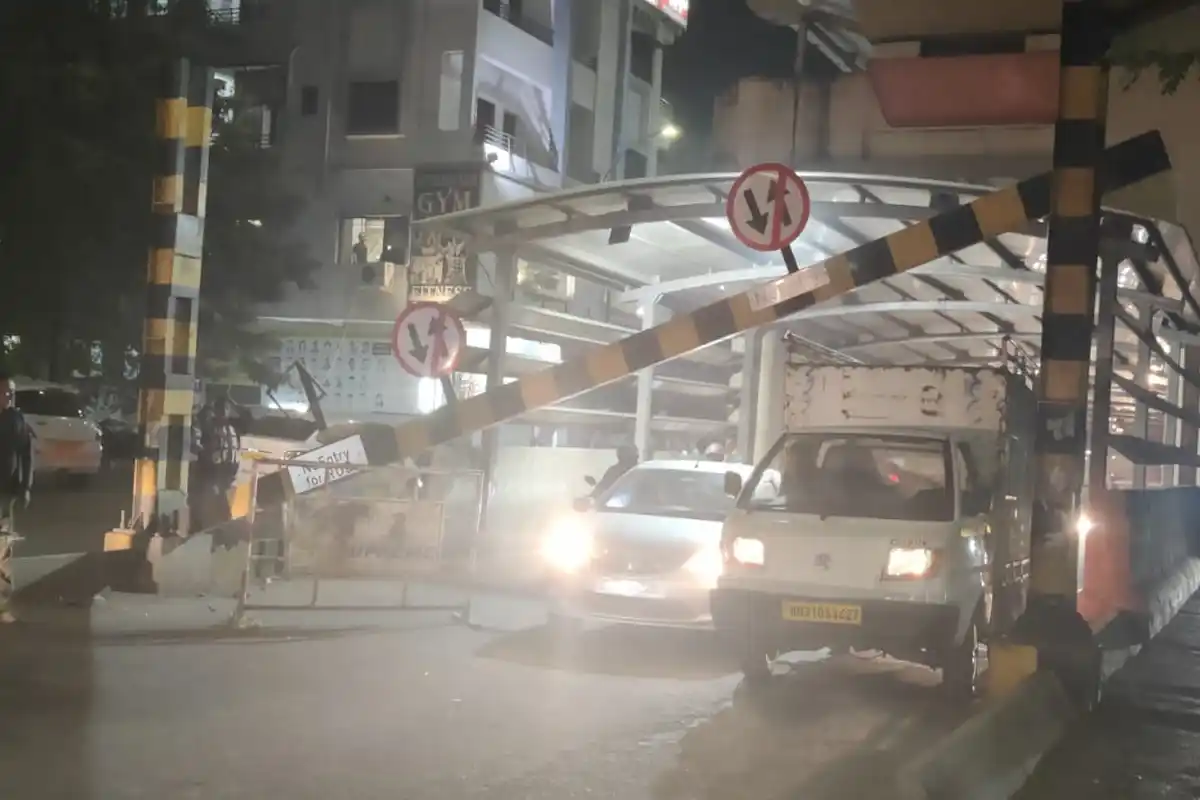 Nagpur Underpass Barrier Collapse: उज्जवल नगर अंडरपास में बेरियर गिरा, बड़ा हादसा टला