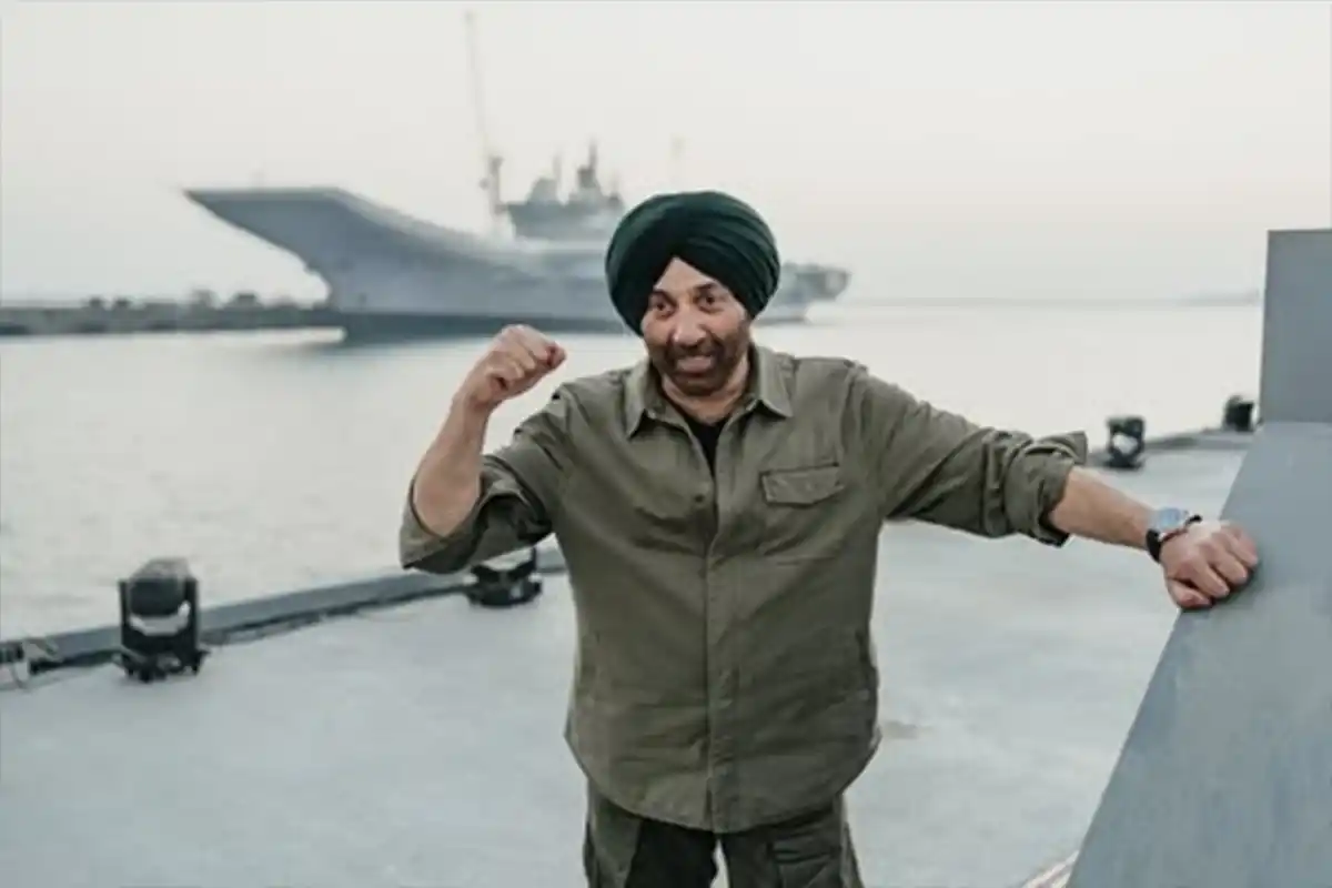 सनी देओल ने 'बॉर्डर 2' से पहले आईएनएस विक्रांत का दौरा किया, कहा - यह गर्व और साहस का पल 12 Sunny Deol visits INS Vikrant: सनी देओल ने आईएनएस विक्रांत का दौरा किया, बॉर्डर 2 की तैयारी