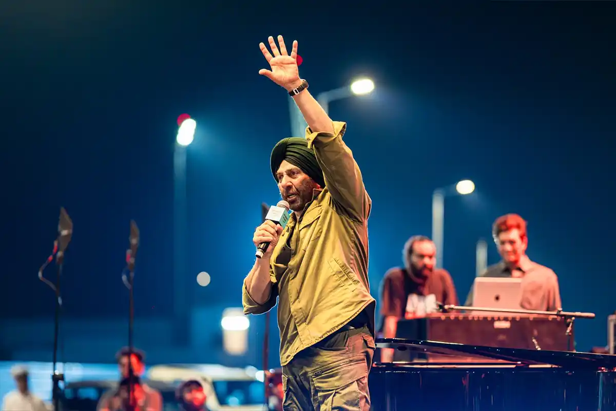 सनी देओल ने 'बॉर्डर 2' से पहले आईएनएस विक्रांत का दौरा किया, कहा - यह गर्व और साहस का पल 13 Sunny Deol visits INS Vikrant: सनी देओल ने आईएनएस विक्रांत का दौरा किया, बॉर्डर 2 की तैयारी