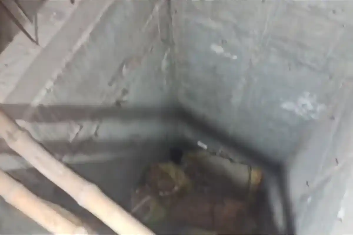 लिफ्ट के गड्ढे में गिरने से तीन साल के बच्चे की मौत, निर्माणाधीन इमारत में हुआ हादसा 13 Kolkata Lift Accident: तीन साल के बच्चे की निर्माणाधीन इमारत में दर्दनाक मौत, लिफ्ट शाफ्ट में मिली लाश