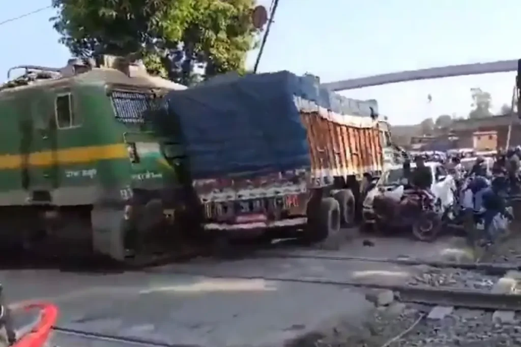 जसीडीह में गोंडा आसनसोल एक्सप्रेस की ट्रक से टक्कर, रेल यातायात बाधित