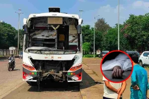 नांदेड़ में बस-ट्रक की भयंकर टक्कर, आग में तीन लोगों की मौत